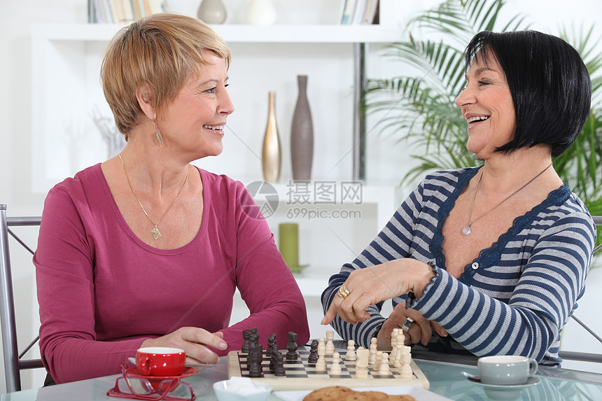 两位女朋友一起下国际象棋图片