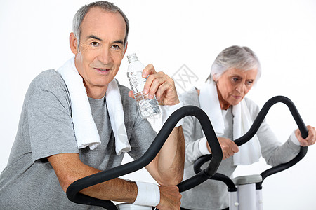 65岁妇女和男子接受心心科训练的男女图片