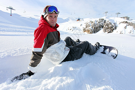 滑雪运动员坐着休息一会图片
