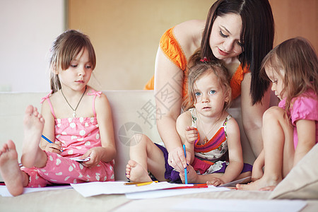 儿童姐妹童年女孩们游戏绘画女儿们沙发老师教育房间图片
