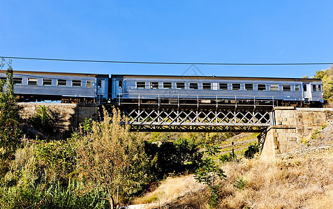 在葡萄牙杜罗谷的铁路火车上搭火车世界位置旅客建筑学车皮建筑列车外观旅行运输图片