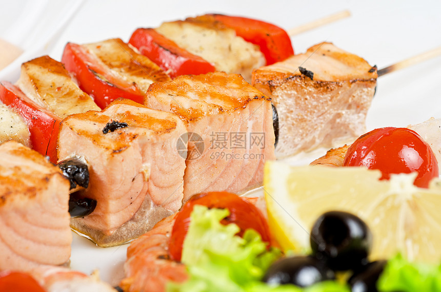 烤鲑鱼和虾用餐竹子美食草药油炸宏观蔬菜盘子海鲜午餐图片