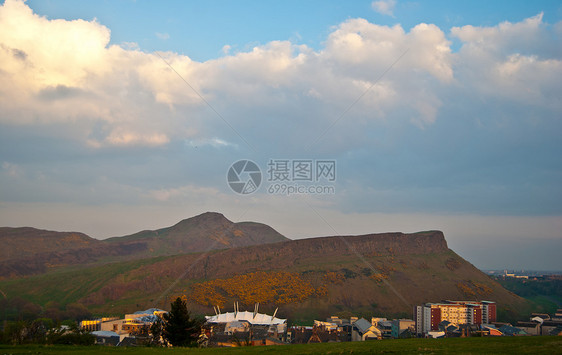 亚瑟的座位风景灌木丛小路地标晴天金雀花植物图片