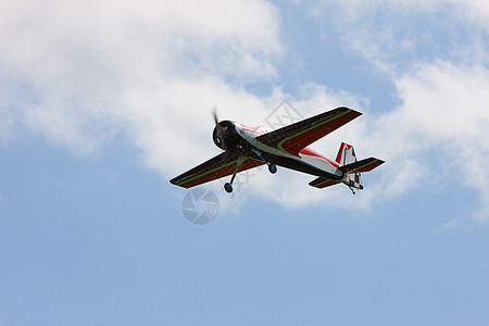 RC型飞机在蓝天飞行高度天空玩具飞行员闲暇螺旋桨遥控蓝色控制收音机图片