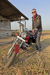 印度caucasian 摩托车游览者低角度视图图片