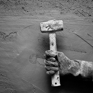 带手套的铁锤人 在石水泥背景下石头衰变拼装乡村维修建筑学工作石匠石工石膏背景图片