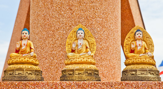 坐在墙上的三个佛像文化冥想寺庙天堂天空精神信仰栅栏雕塑宗教图片