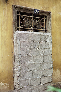 古老的门被混凝土路障堵住图片