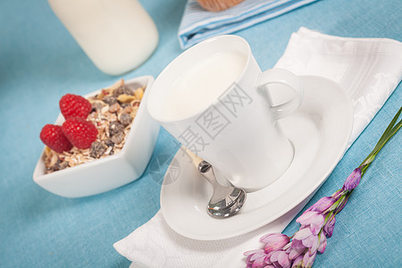 牛奶奶早餐白色覆盆子杯子饮食营养玻璃谷物奶制品玉米片图片