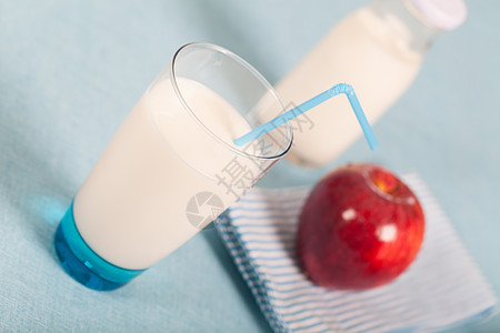 牛奶奶蓝色饮食早餐玻璃营养奶制品水果红色白色节食图片