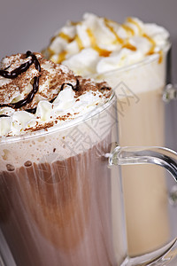 热巧克力和咖啡饮料褐色泡沫巧克力玻璃食物杯子棕色焦糖糖浆奶油图片
