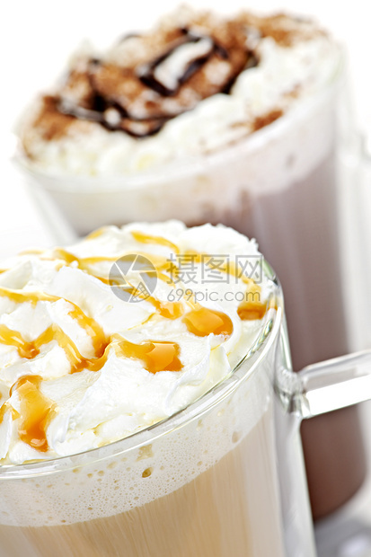 热巧克力和咖啡饮料焦糖白色牛奶鞭打可可糖浆泡沫杯子食物拿铁图片