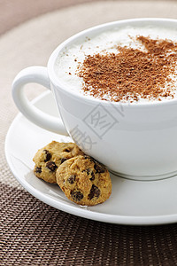 卡布奇诺咖啡或拿铁咖啡食物拿铁泡沫饮料泡沫状褐色飞碟牛奶棕色饼干图片