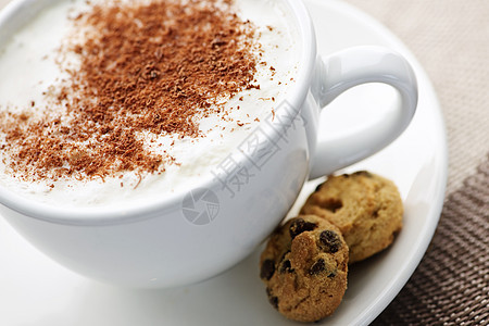卡布奇诺咖啡或拿铁咖啡白色饮料拿铁咖啡起泡可可粉状牛奶飞碟巧克力图片