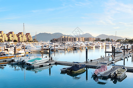 金海岸的游艇旅行奢华城市海岸运动财富桅杆巡航假期天空图片