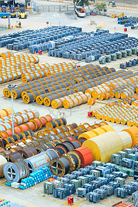 地板上的电缆滚动和变压器管道工业电子管子城市力量技术设施金属电气图片