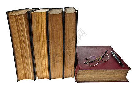 旧书 有眼睛眼镜和笔的旧书 在白白背景上被孤立历史团体小说经典出版物白色文档图书知识分子收藏背景图片
