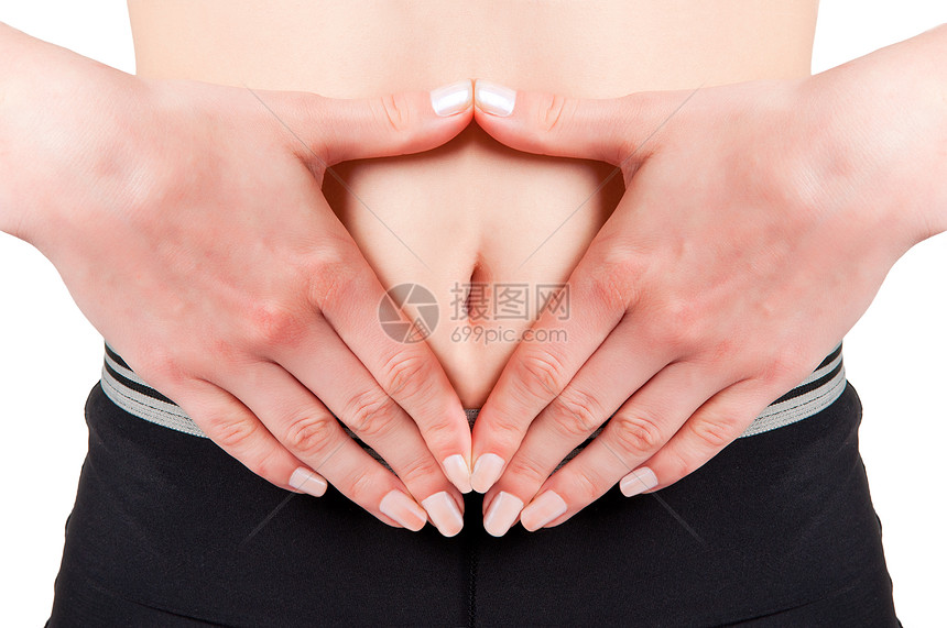 女人用手绕着肚子的纽扣图片