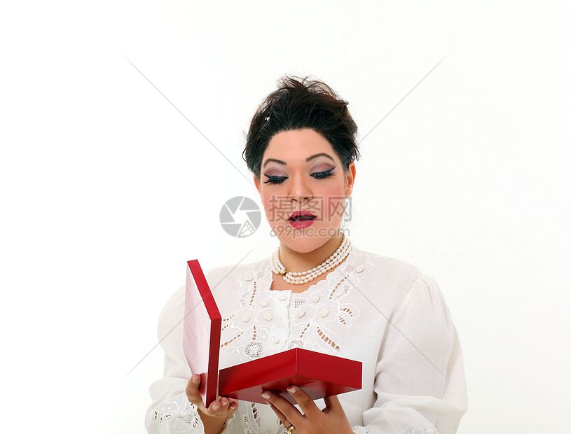 漂亮又大的女人开礼物白色展示庆典女性妻子红色盒子女士工作室女孩图片
