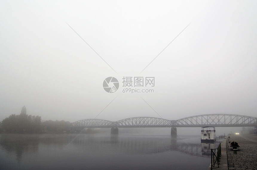 铁路桥天气情绪细雨毛毛大雾黑与白清凉寒冷薄雾阴霾图片