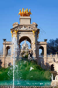 巴塞罗那guudadela公园湖喷泉和四面形建筑学池塘蓝色极光纪念碑城市观光地标公园雕像图片