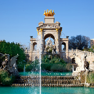 巴塞罗那guudadela公园湖喷泉和四面形运输堡垒雕塑狮子建筑观光拱门建筑学旅行旅游图片