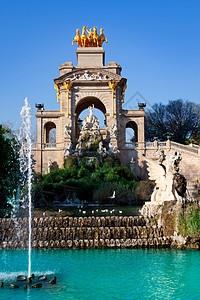 巴塞罗那guudadela公园湖喷泉和四面形地标池塘公园旅行纪念碑石头城市雕塑极光雕像图片