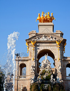 巴塞罗那guudadela公园湖喷泉和四面形拱门雕像城市建筑学旅游堡垒蓝色池塘建筑极光图片