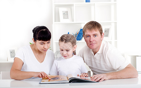 一家人一起阅读一本书家庭女孩女性生活男人孩子们父亲姐姐展示金发图片