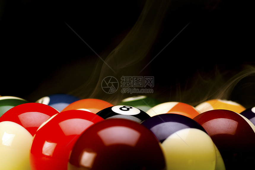 绿桌上的池球游戏竞赛行动夹子台球黑色俱乐部娱乐圆圈水池挑战图片