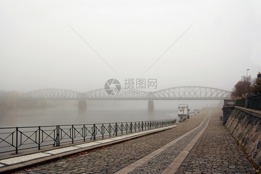 铁路桥毛毛阴霾细雨城市天气清凉薄雾寒冷粗糙度大雾图片