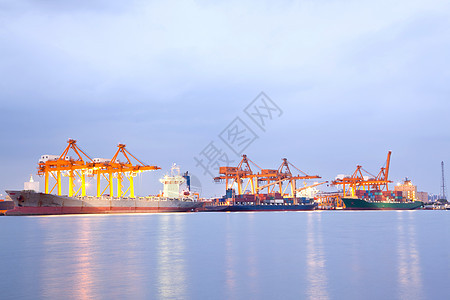 货船商业港口货物船运贸易出口龙门架进口支撑蓝色图片
