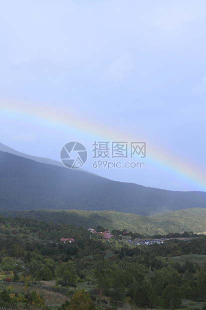 彩虹和多彩的叶子木头树叶地平线黄色旅游植物季节性森林图片