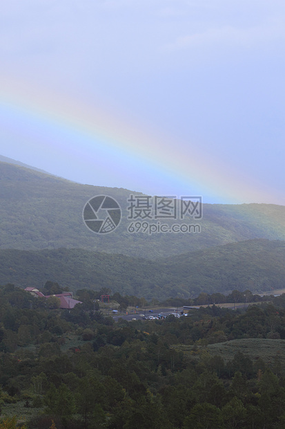 彩虹和多彩的叶子地平线旅游黄色植物季节性木头森林树叶图片