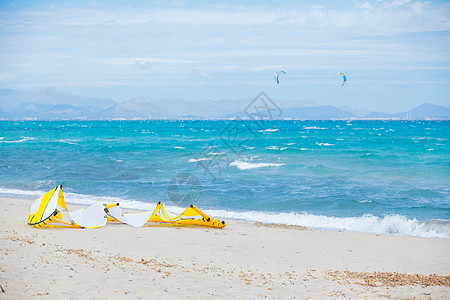 Kite 冲浪器天空风筝运动碰撞娱乐海洋运动员假期行动海浪图片