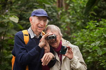 配有望远镜的老夫妇女士夫妻游客妻子男性友谊丈夫伙伴摄影师荒野图片