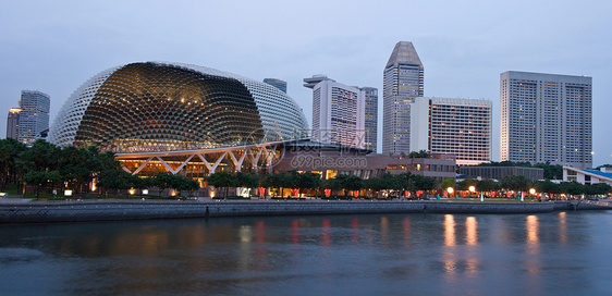 Esplanade黄昏新加坡歌剧和音乐厅摩天大楼城市圆顶榴莲建筑剧院音乐会码头大厅图片