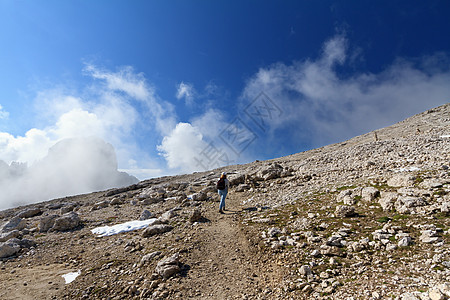 在岩石山上登山的远足者图片