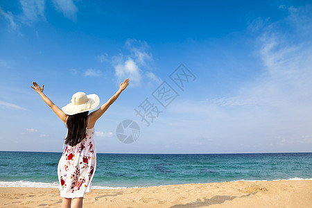 在海滩上快乐的女人假期帽子闲暇乐趣海浪晴天季节热带自由女孩旅行高清图片素材