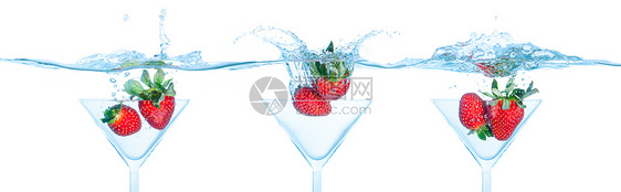 新鲜草莓的拼贴与喷雾一起落到玻璃杯中运动水果拼贴画波纹海浪行动脚杯飞溅气泡蓝色图片