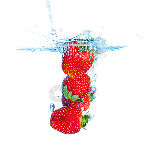 新鲜的草莓随着喷洒而掉入水中运动波纹液体气泡海浪飞溅蓝色水滴浆果食物图片