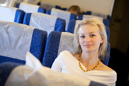 女孩在飞机上舷窗航空公司假期旅游蓝色旅行运输闲暇女士女性图片