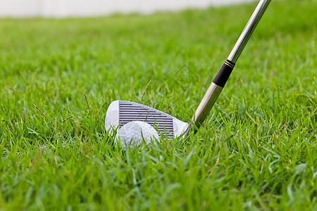 在高草上打高尔夫球和铁游戏圆圈爱好俱乐部草地物品运动空白绿色竞赛图片