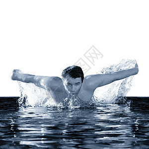 男人在游泳池里用蝴蝶游泳图片