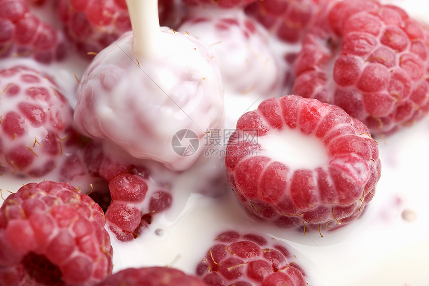 倒在新鲜草莓上的奶粉液体种子味道饮食牛奶蔬菜暴跌食物工作室季节图片