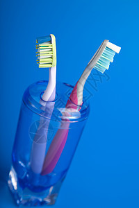 两个彩色牙刷浴室矫正牙医卫生白色红色牌匾玻璃药品宏观图片