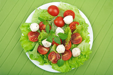 配有番茄沙拉和马扎里拉美食午餐食物服务蔬菜沙拉餐厅维生素盘子饮食图片