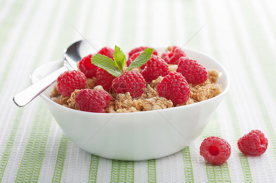 带新鲜草莓的谷物覆盆子小吃营养水果美食玉米片薄片甜点稀饭蔬菜图片
