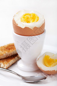 蛋杯中的煮鸡蛋白色杯子面包美食营养圆形盘子食物产品棕色图片