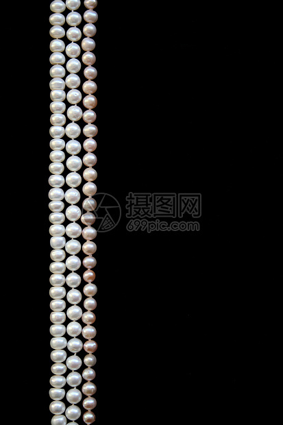 黑色丝绸上的白珍珠和粉红珍珠象牙细绳首饰婚礼展示白色宝藏奢华光泽度礼物图片